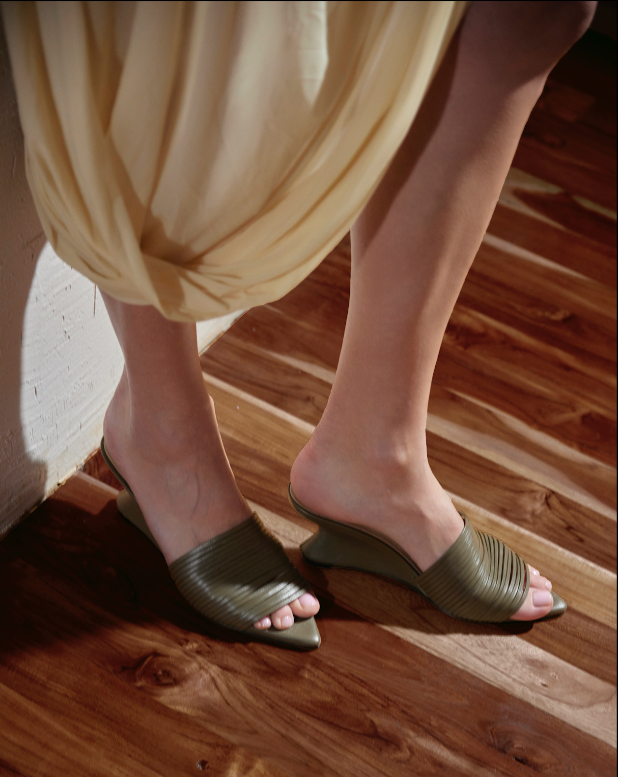 EMILIA OLIVE HEELS X HELENA FADUL